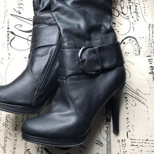 Black knee boot